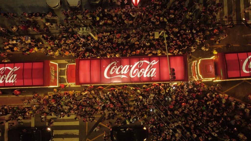 Caminhões iluminados da Caravana de Natal da Coca-Cola chegam em Teresina