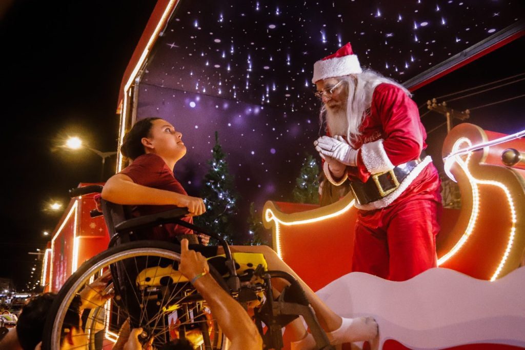 Caminhões iluminados da Caravana de Natal da Coca-Cola chegam em Teresina