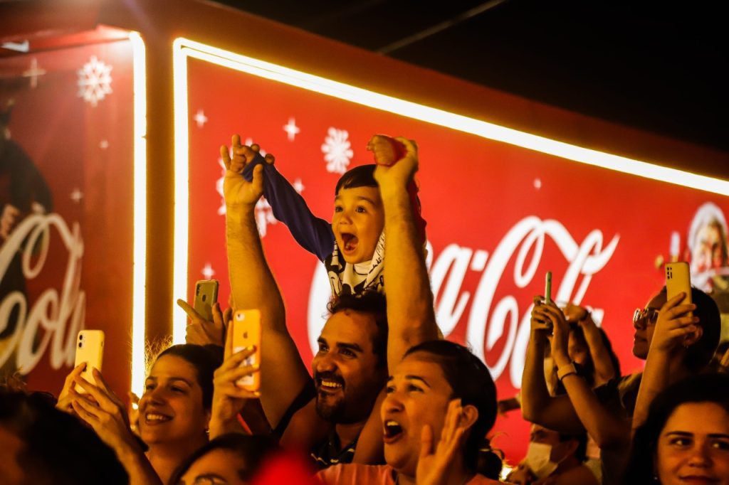 Caminhões iluminados da Caravana de Natal da Coca-Cola chegam em Teresina
