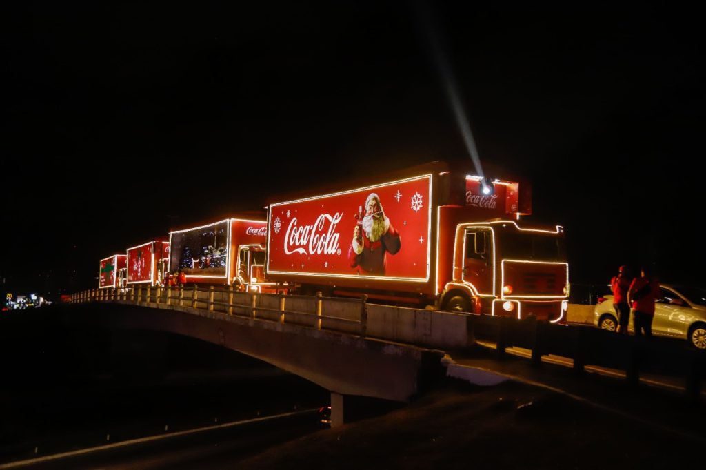 Caminhões iluminados da Caravana de Natal da Coca-Cola chegam em Teresina