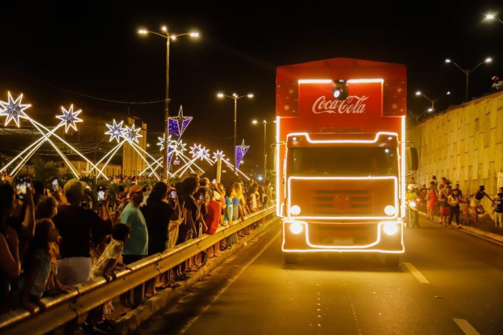 Caminhões iluminados da Caravana de Natal da Coca-Cola chegam em Teresina