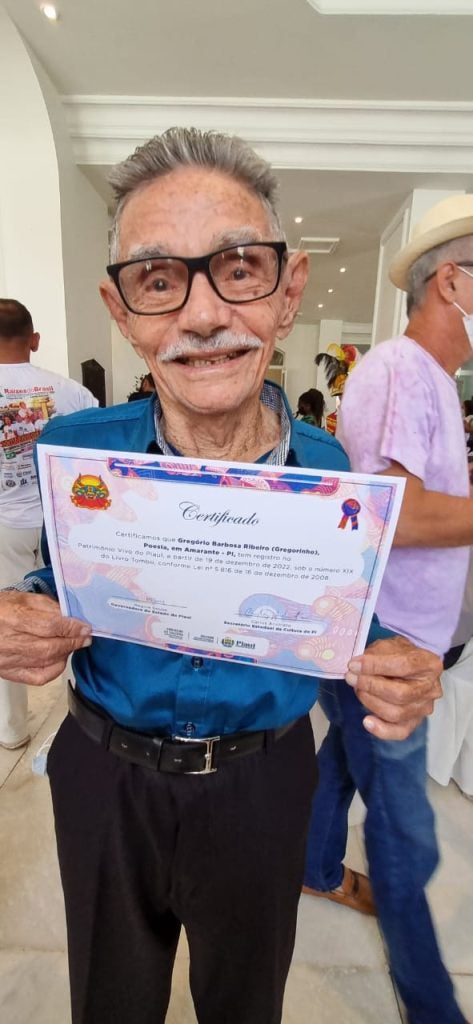 Poeta de Amarante, Gregório Barbosa, recebe certificado de reconhecimento como Patrimônio Vivo do Piauí