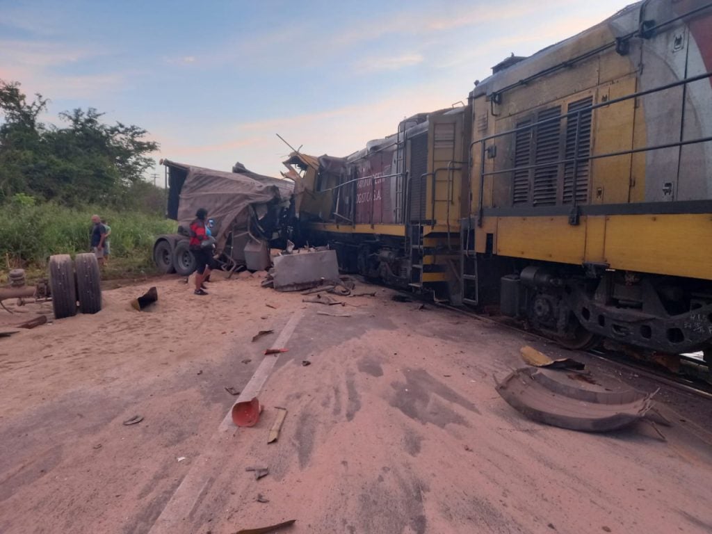 Maquinista morre em Altos após colisão de trem com caminhão carregado de areia