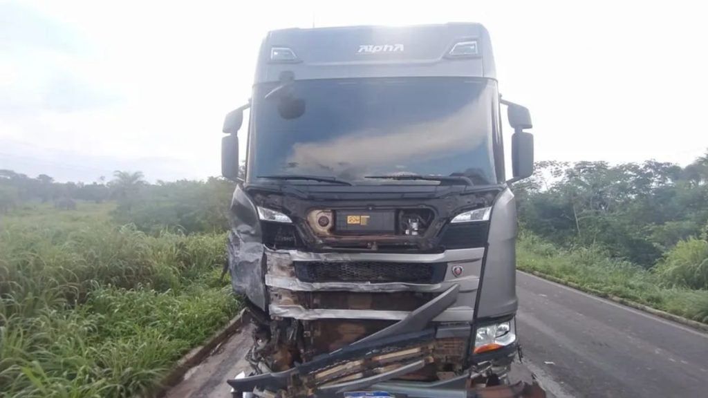 Automóvel invade pista contrária, colide com caminhão e deixa dois mortos no Maranhão