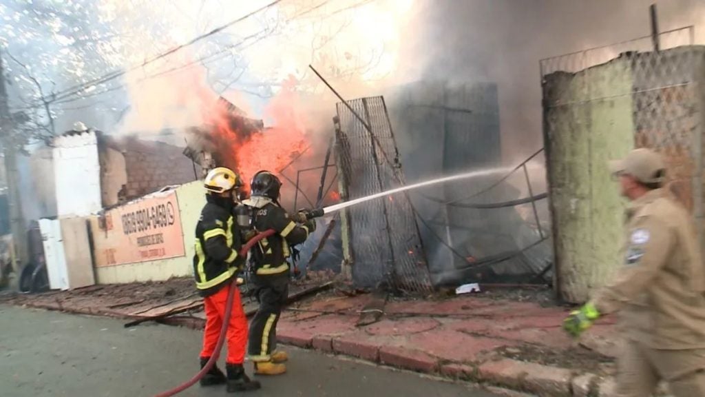 Incêndio destrói loja de móveis estofados no Centro de Teresina