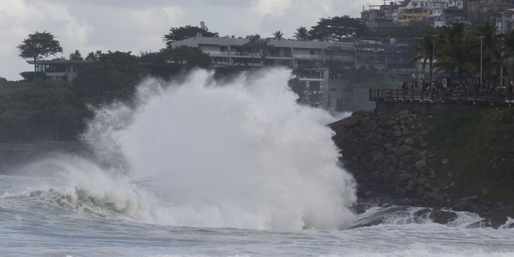 Bombeiros salvam mais de 1,6 mil vidas nas praias do Rio durante o Carnaval