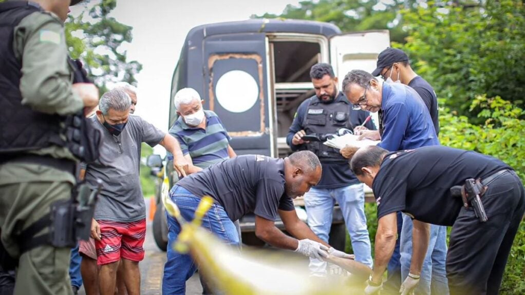 Camareiro desaparecido em Teresina é achado morto dentro de matagal com marcas de tiros