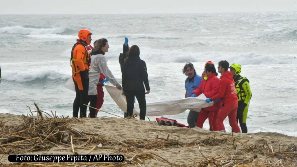 O Naufrágio de barco com imigrantes que deixou mais de 40 mortos na Itália tinha passageiros do Irã, Paquistão e Afeganistão