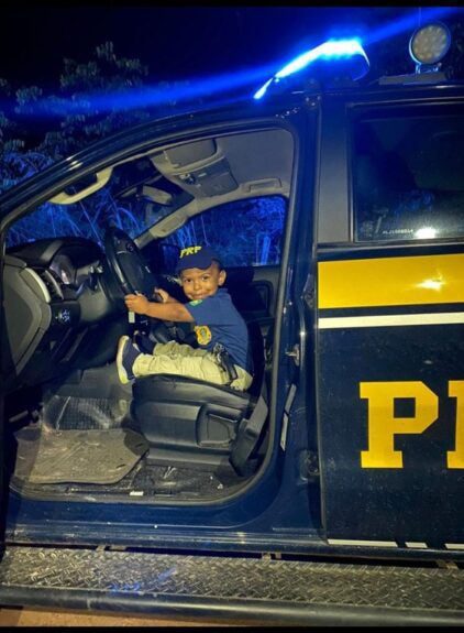 Menino de quatro anos recebe homenagem da PRF-PI durante festa de aniversário