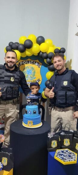 Menino de quatro anos recebe homenagem da PRF-PI durante festa de aniversário