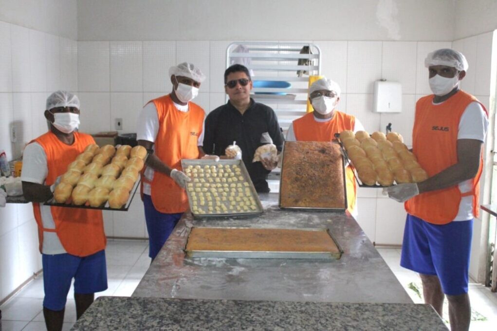 Internos de Oeiras produzem 2 mil pães por mês para APAE