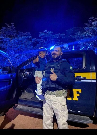 Menino de quatro anos recebe homenagem da PRF-PI durante festa de aniversário