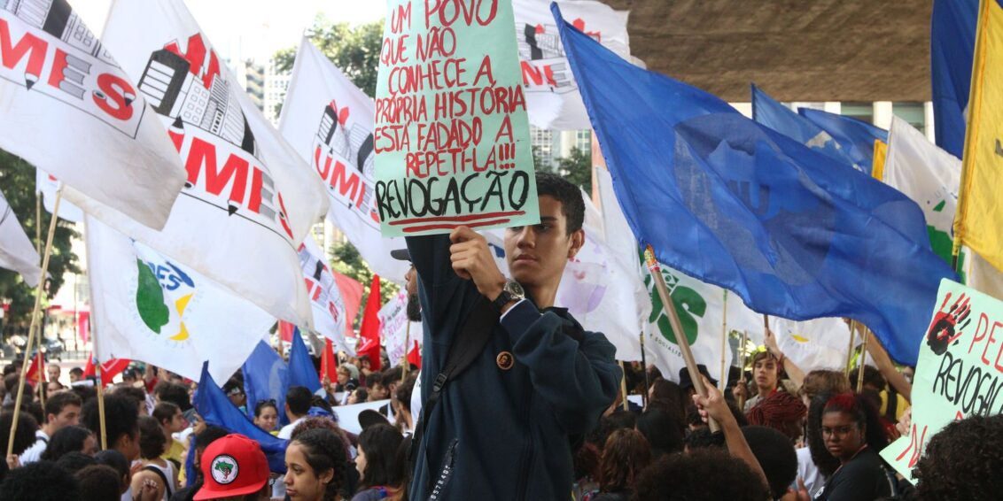 Estudantes fazem passeata pela revogação do novo ensino médio em SP