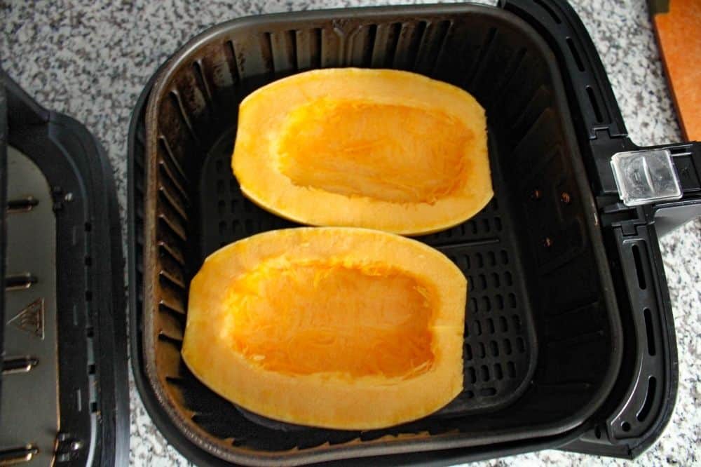 Abóbora espaguete crua na fritadeira