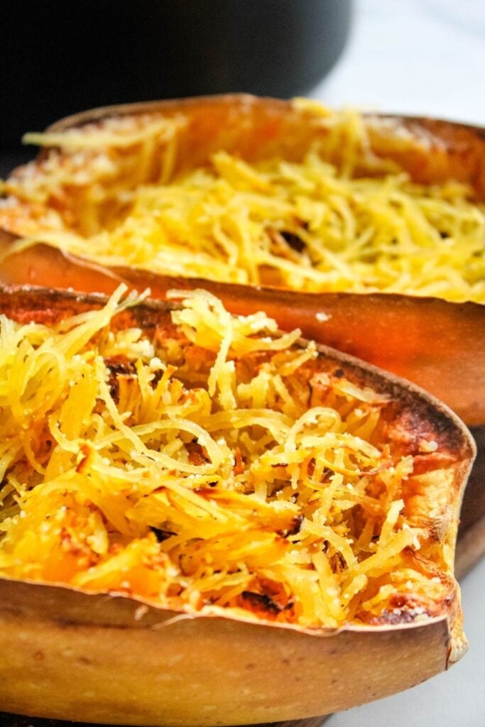 Detalhe do squsah de espaguete de fritadeira de ar cozido com fios puxados