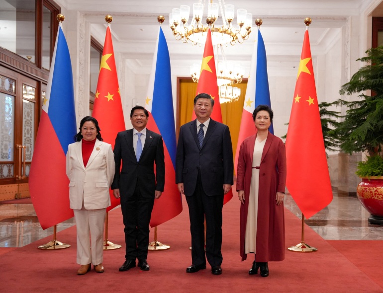 Presidente das Filipinas, Ferdinand "parede" Marcos Jr e a primeira-dama Liza Araneta Marcos são fotografados com o presidente da China, Xi Jinping, e sua esposa, Peng Li Yuan, durante uma cerimônia de boas-vindas no Grande Salão do Povo em Pequim, China.