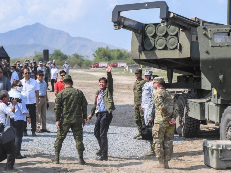 Marcos Jr pisa em uma linha tênue sobre laços militares ao seguir para os EUA