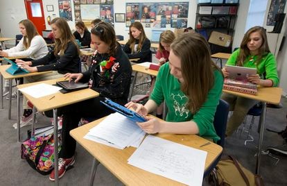 Um grupo de alunos do ensino médio em Austin, Texas, usa seus tablets em sala de aula.