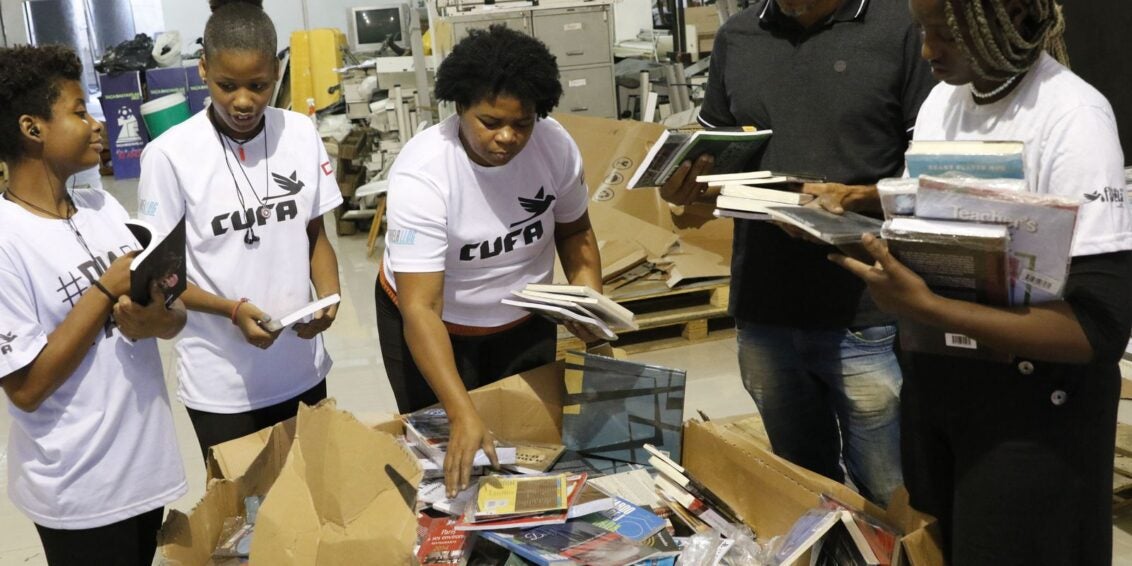 Central Única das Favelas distribui livros a bibliotecas comunitárias