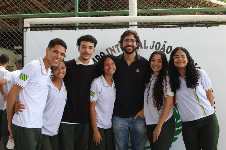 Com o objetivo de promover o letramento literário de seus estudantes, trazendo a compreensão da literatura indígena b ...