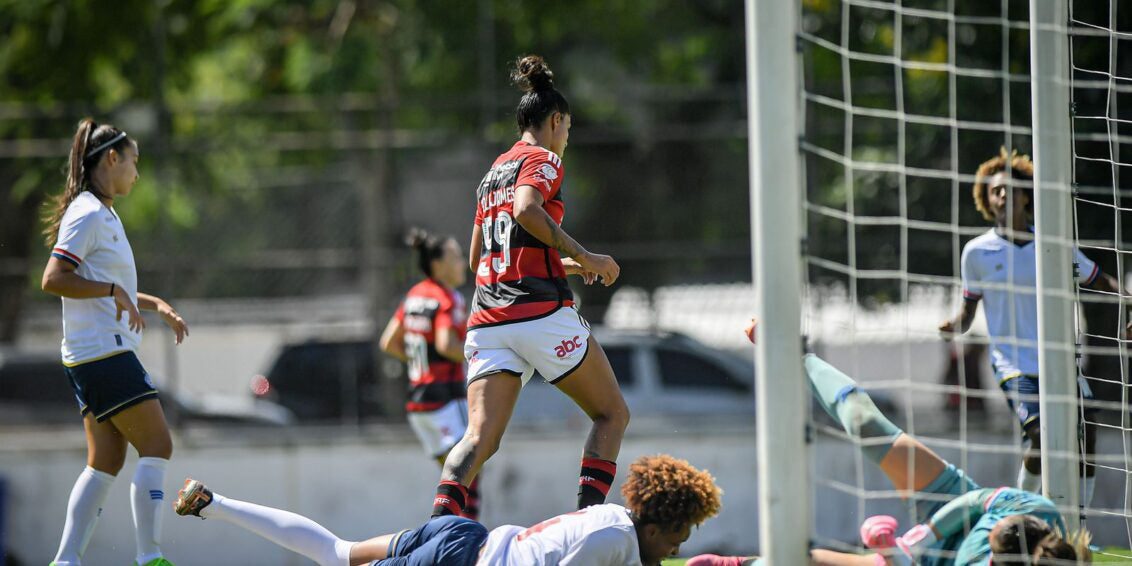 Flamengo vence Bahia e assume liderança do Brasileiro Feminino