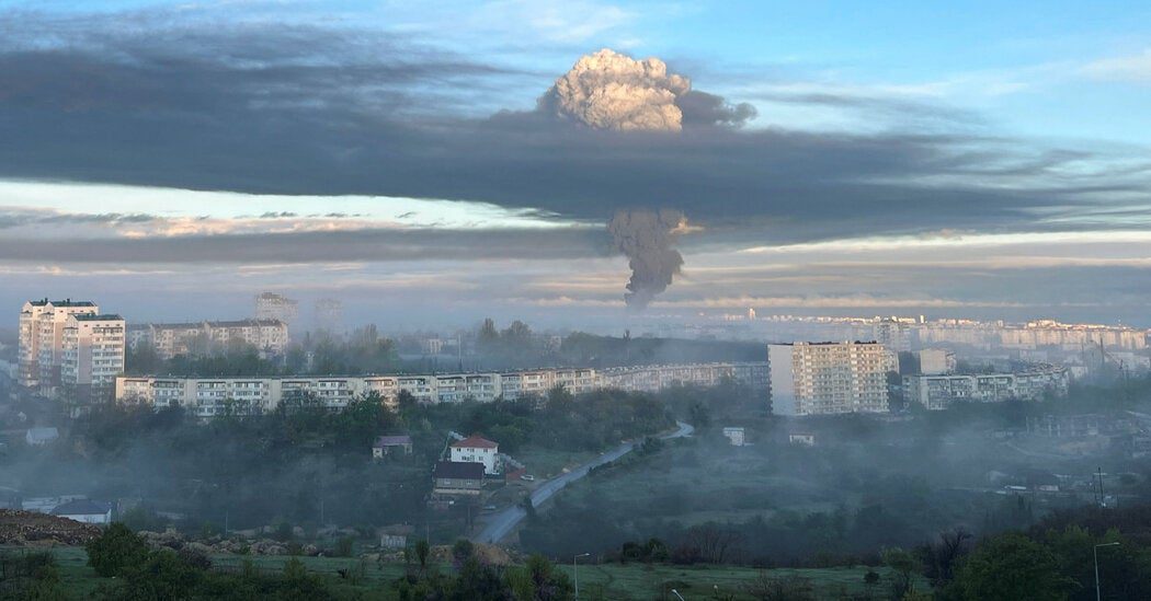 Grande incêndio queima em depósito de combustível na Crimeia após suspeita de ataque de drones