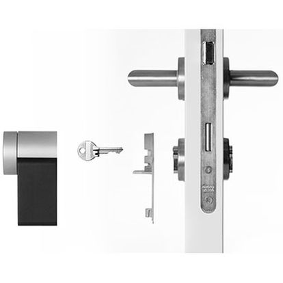 Parte da instalação da fechadura na porta controlada via tecnologia móvel.