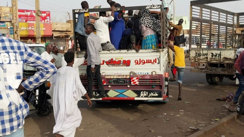 Sudaneses enfrentam atrasos 'chocantes' e falta de ajuda na fronteira com o Egito