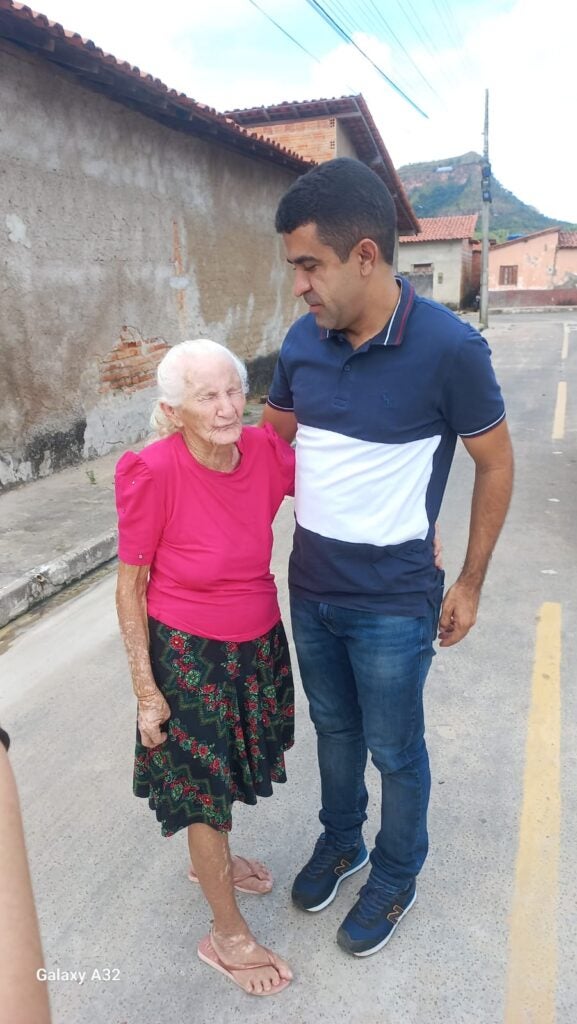 Prefeito Adelbarto entrega casa reformada à Dona Maria, em São Francisco do Maranhão