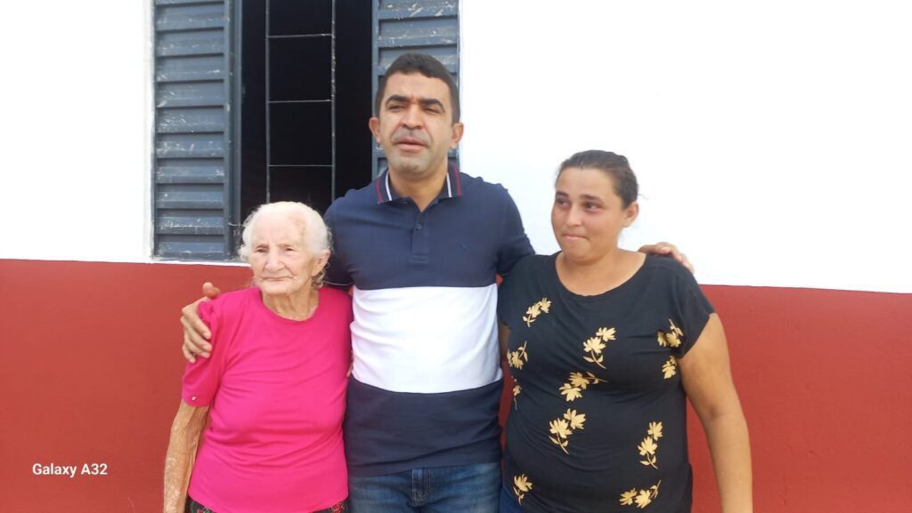 Prefeito Adelbarto entrega casa reformada à Dona Maria, em São Francisco do Maranhão