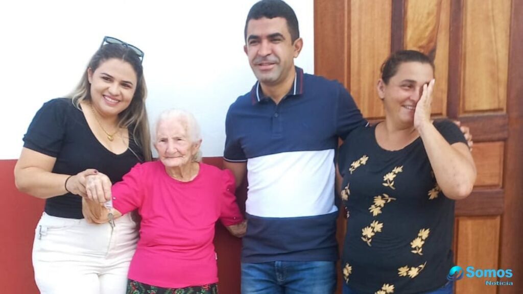 Prefeito Adelbarto entrega casa reformada à Dona Maria, em São Francisco do Maranhão