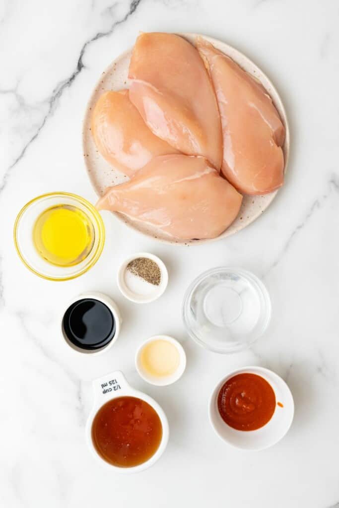 Ingredientes para preparar frango em uma frigideira de ferro fundido.