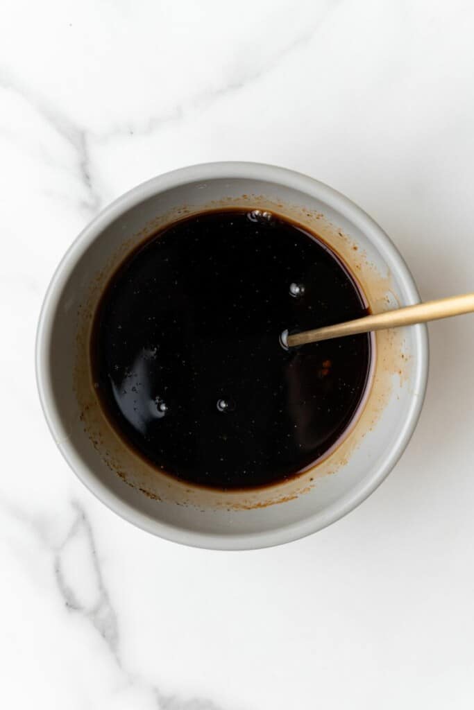 Visão aérea do molho preparado para os peitos de frango.