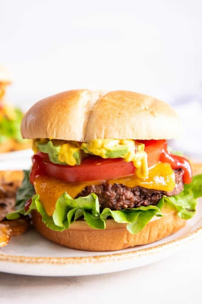 Air Fryer Impossible Burger com coberturas coloridas