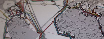 Mapa de cabos submarinos entre continentes.