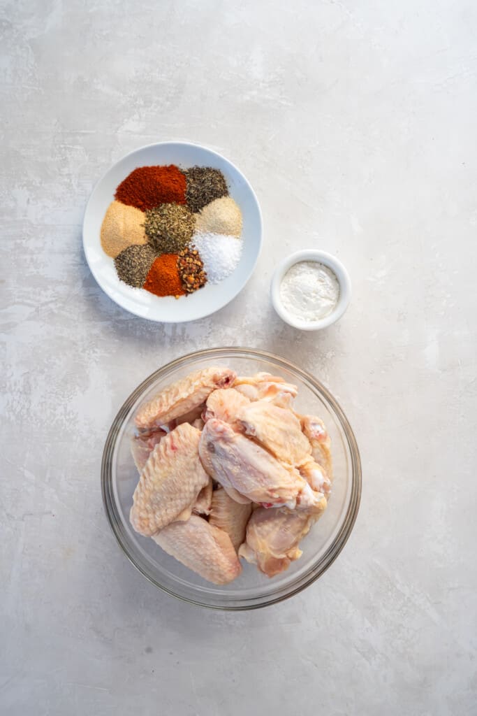 Visão aérea dos ingredientes para fazer asas de frango na fritadeira com dry rub.