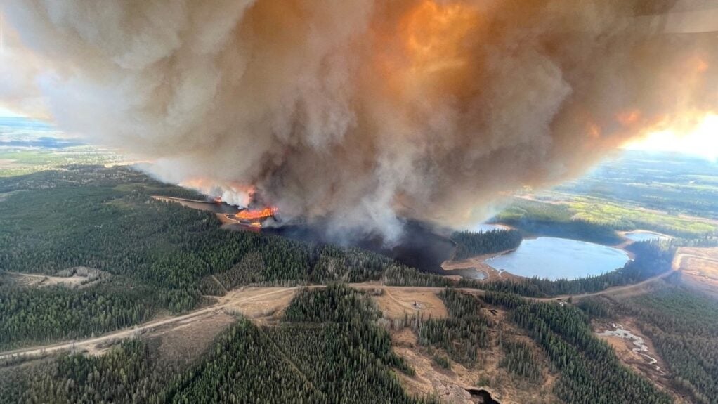 Alberta, no Canadá, anuncia estado de emergência por causa dos incêndios florestais