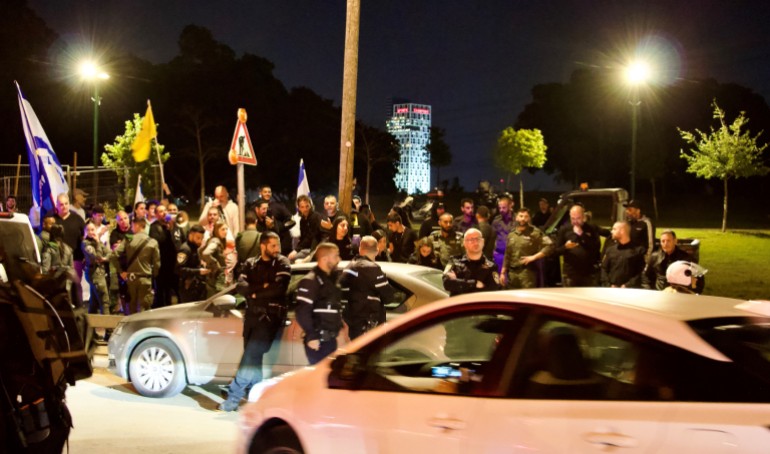 Manifestantes de direita zombam dos participantes quando eles deixam o evento por cerca de