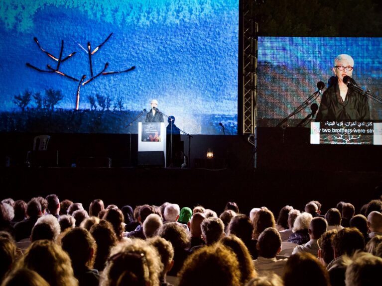 Os palestinos e israelenses abraçando a paz