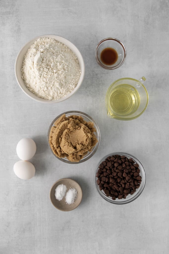 Visão vertical de todos os ingredientes necessários para fazer biscoitos de chocolate sem manteiga.
