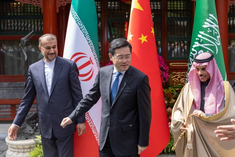 O ministro das Relações Exteriores do Irã, Hossein Amir-Abdollahian, o ministro das Relações Exteriores da Arábia Saudita, príncipe Faisal bin Farhan Al Saud, e o ministro das Relações Exteriores da China, Qin Gang, durante sua reunião em Pequim, China, 6 de abril de 2023