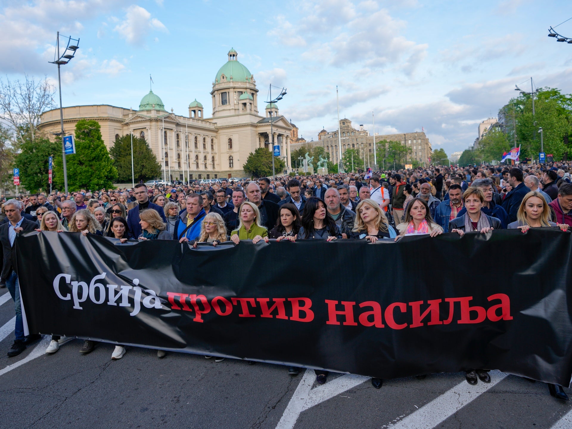 Após dois tiroteios em massa, sérvios protestam contra a violência