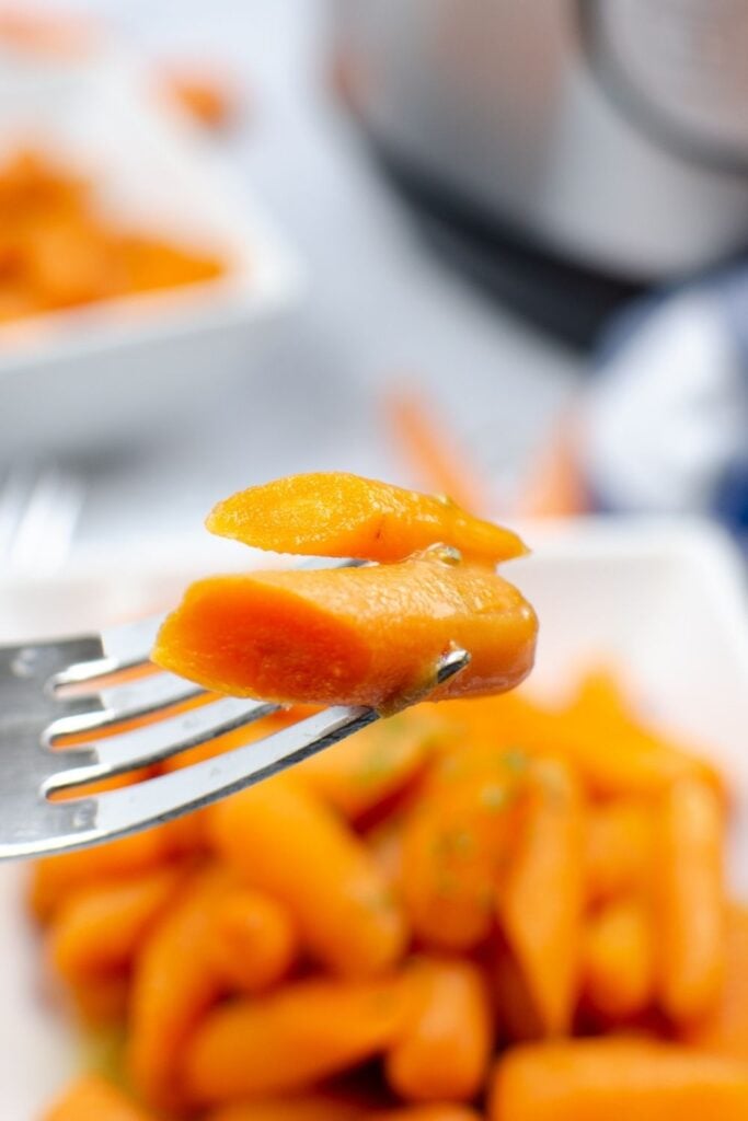 Detalhe da receita de cenoura glaceada em um garfo 