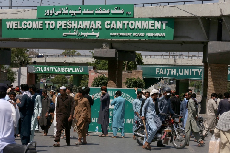 Apoiadores do ex-primeiro-ministro do Paquistão, Imran Khan, bloqueiam uma estrada em protesto contra a prisão de seu líder, em Peshawar, Paquistão