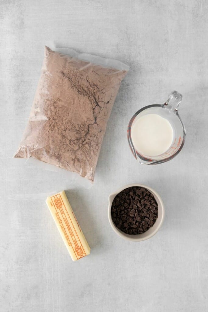 Ingredientes necessários para fazer massa de brownie comestível.