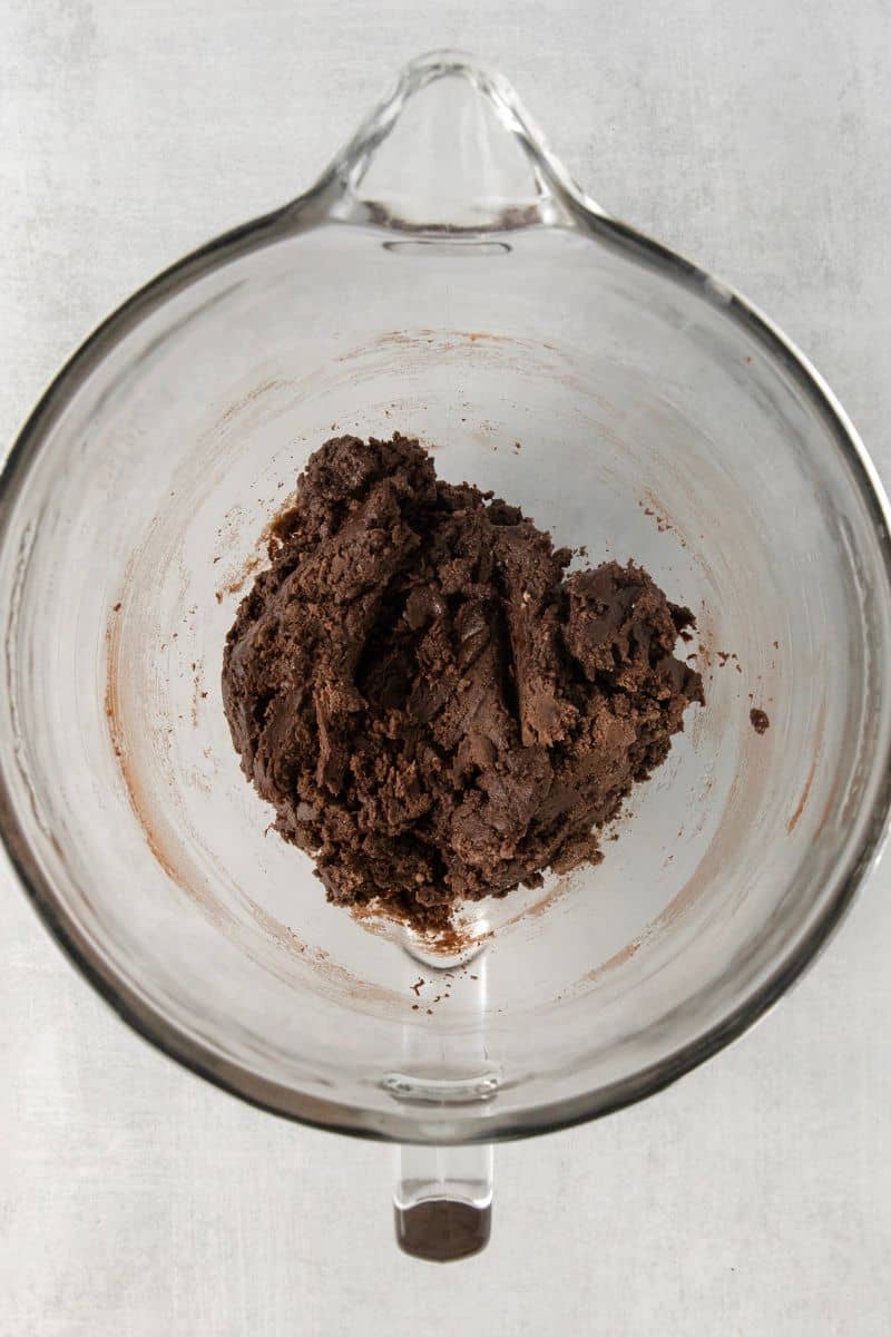 Visão aérea de ingredientes misturados para massa de brownie comestível no liquidificador.