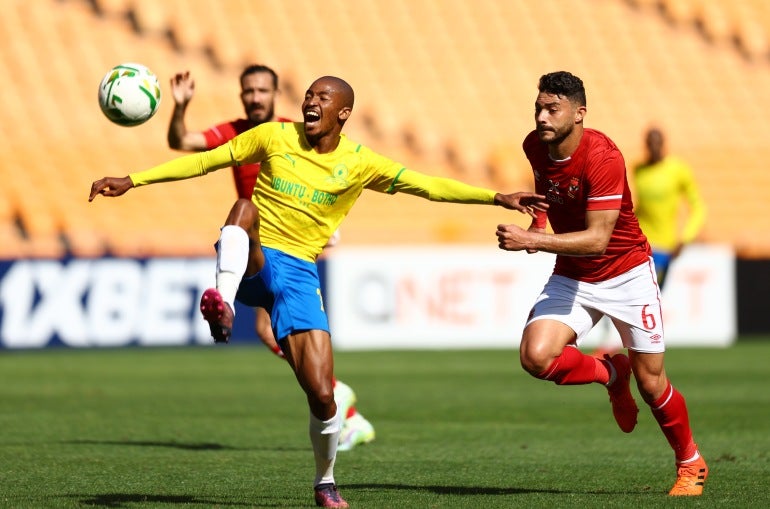 Futebol Futebol - CAF Champions League - Al-Ahly x Mamelodi Sundowns - FNB Stadium, Joanesburgo, África do Sul - 12 de março de 2022 Lyle Lakay, do Mamelodi Sundowns, em ação com Yasser Ibrahim, do Al-Ahly REUTERS/Siphiwe Sibeko