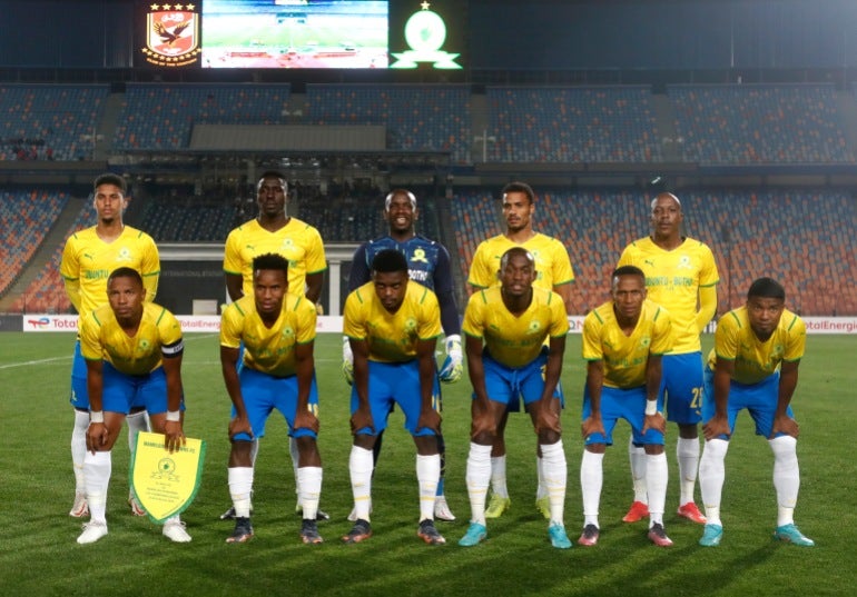 Futebol Futebol - Liga dos Campeões da África - Al-Ahly x Mamelodi Sundowns - Estádio Internacional do Cairo, Cairo, Egito - 26 de fevereiro de 2022 Os jogadores do Mamelodi Sundowns posam para uma foto de equipe antes da partida REUTERS/Amr Abdallah Dalsh