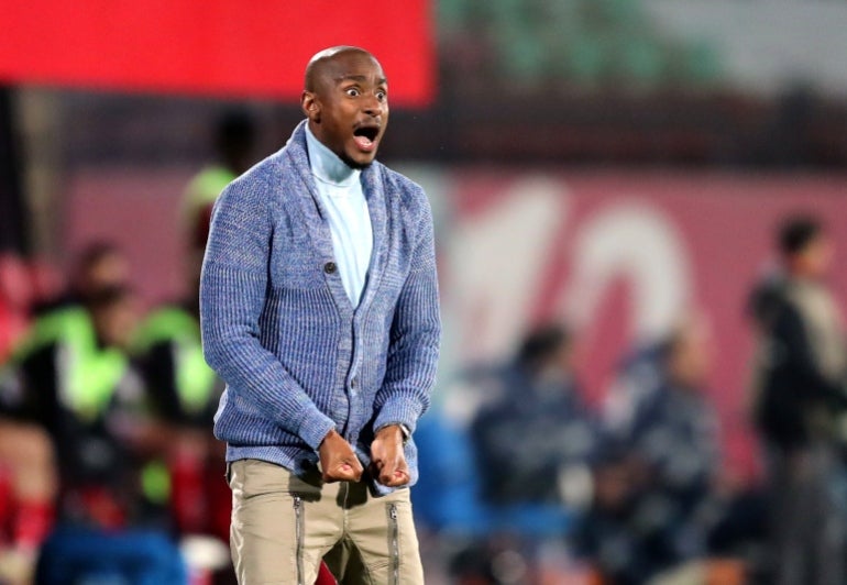 epa10491550 O técnico do Sundowns, Rulani Mokwena, reage durante a partida de futebol da Liga dos Campeões da CAF entre Al-Ahly e Mamelodi Sundowns no Cairo, Egito, 25 de fevereiro de 2023. EPA-EFE/KHALED ELFIQI