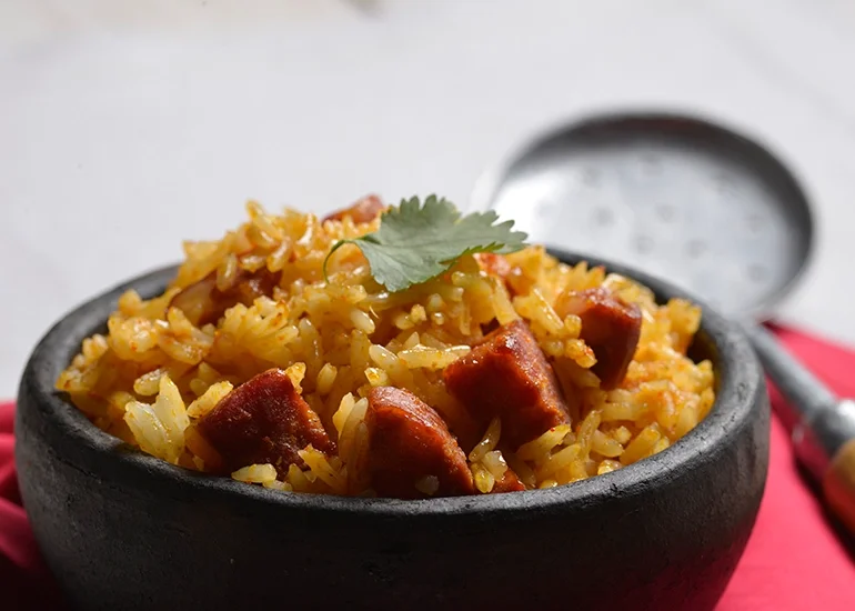 Arroz com linguiça: a receita que vai te conquistar! Delicie-se com esse prato típico brasileiro, que é simples de fazer e cheio de sabor. A combinação perfeita entre o arroz e a linguiça irá te surpreender. Não perca tempo e experimente!